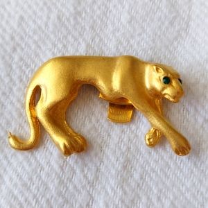 Gold tiger collar clip